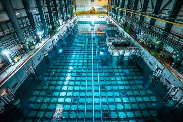 Abklingbecken der Orano-Wiederaufarbeitungsanlage in La Hague